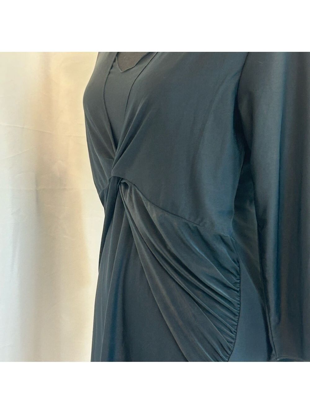 BCBGMAXAZRIA black crisscross 3/4 sleeve top blouse stretchy Sz M - Picture 3 of 10